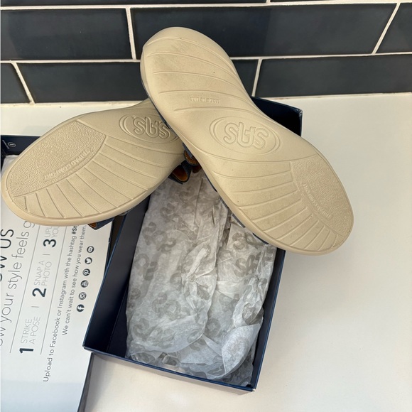 SAS Women's Navy and Tan Sandals - Picture 4 of 5